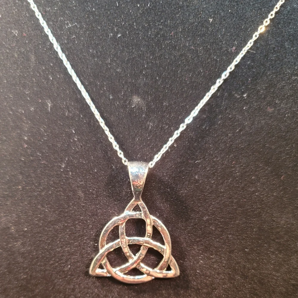 0510. Silver Interwoven ~Triquetra Pendant w/ Radiant Detailing and 18" Chain - Picture 2 of 7